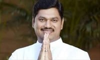 अखेर त्या मुलाच्या भावनिक निबंधाची धनंजय मुंडेंनी घेतली दखल